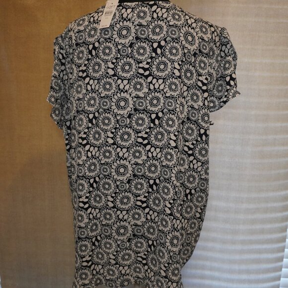NWT- LOFT Navy and White Floral Print Short Sleeve Blouse - Picture 3 of 5